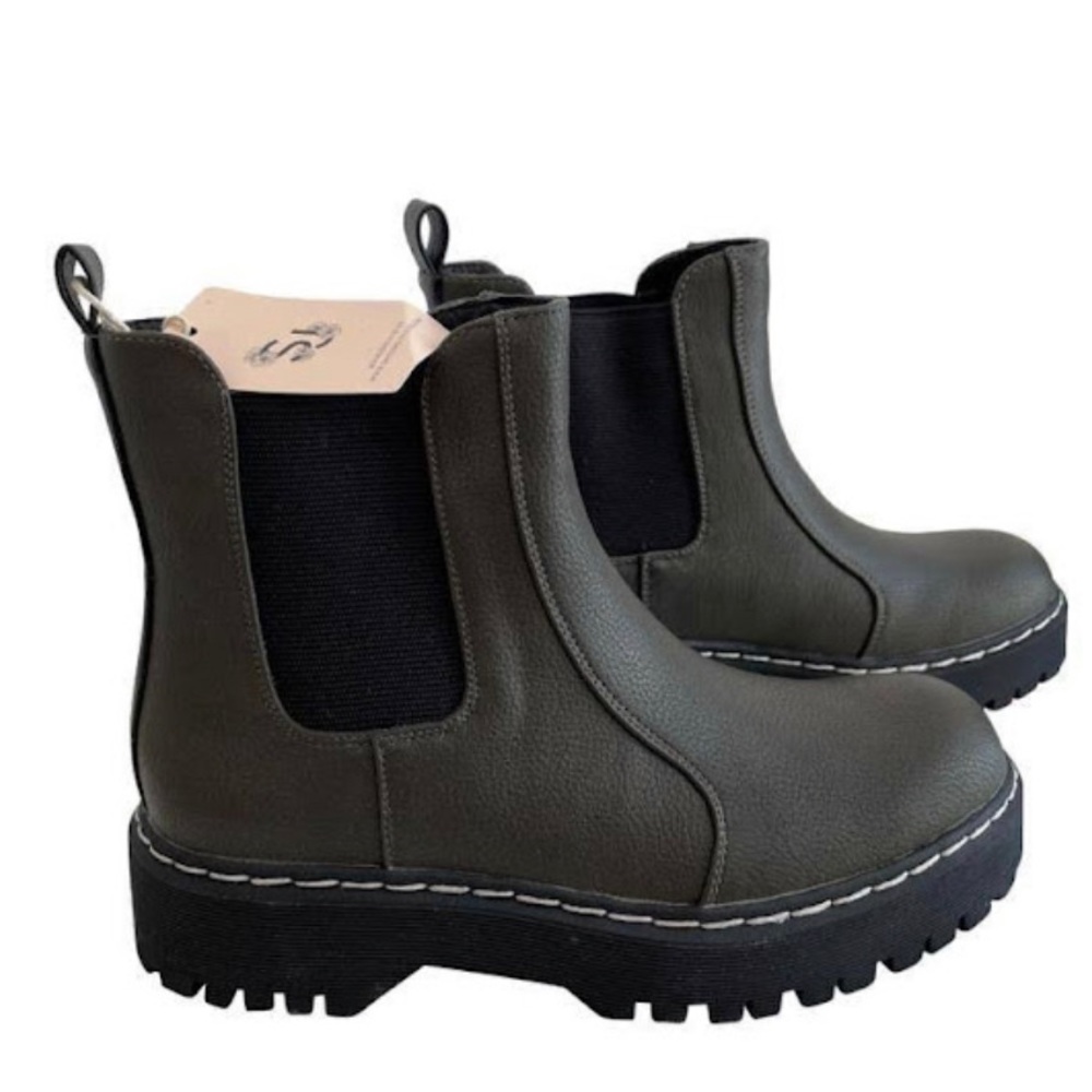 NWOT Chelsea hippie boots
